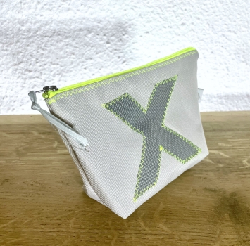 wasserdichtes hellgraues Airtextäschchen mit dunkelgrauen X